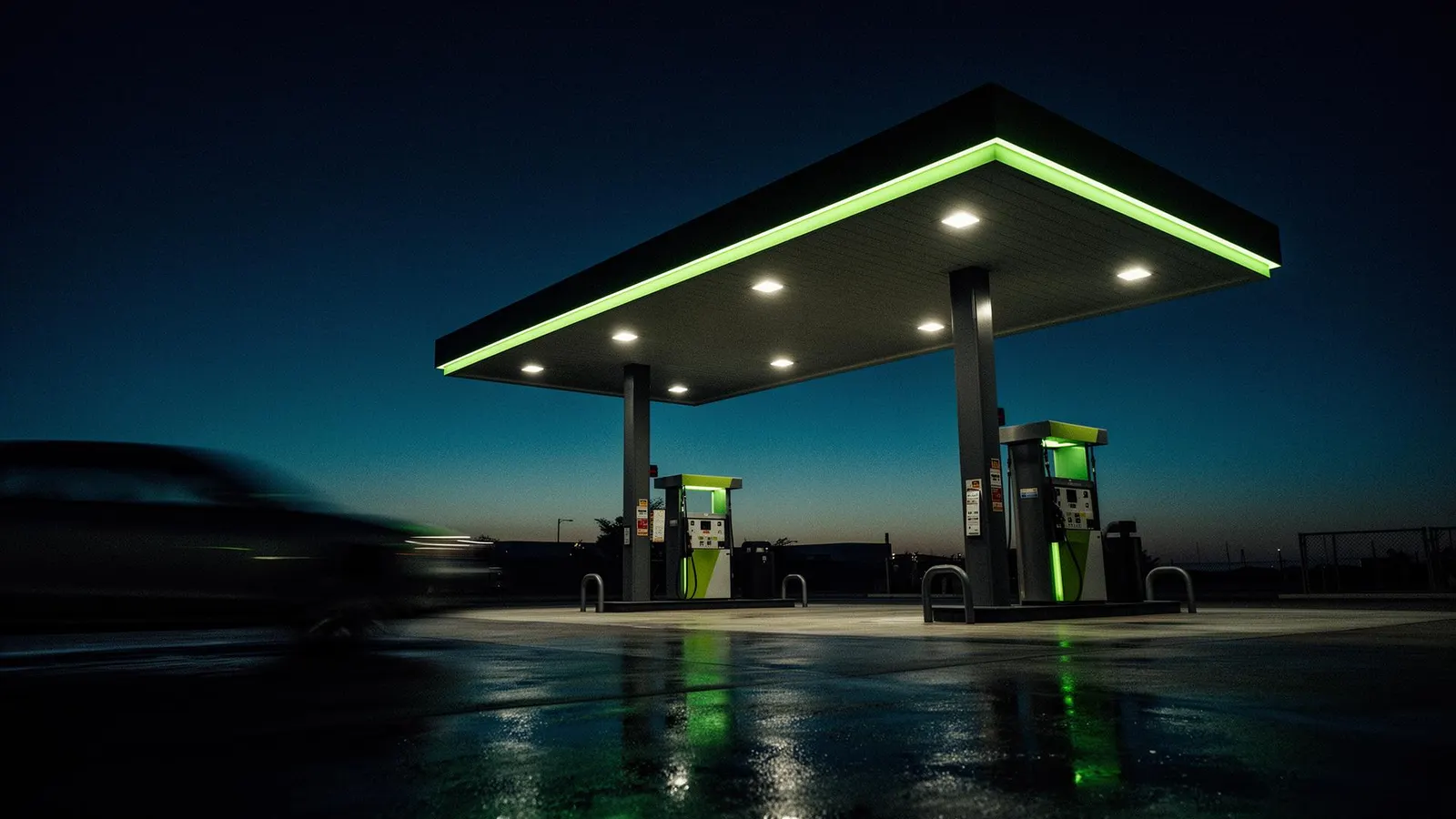 Posto de combustíveis em operação noturna com iluminação verde